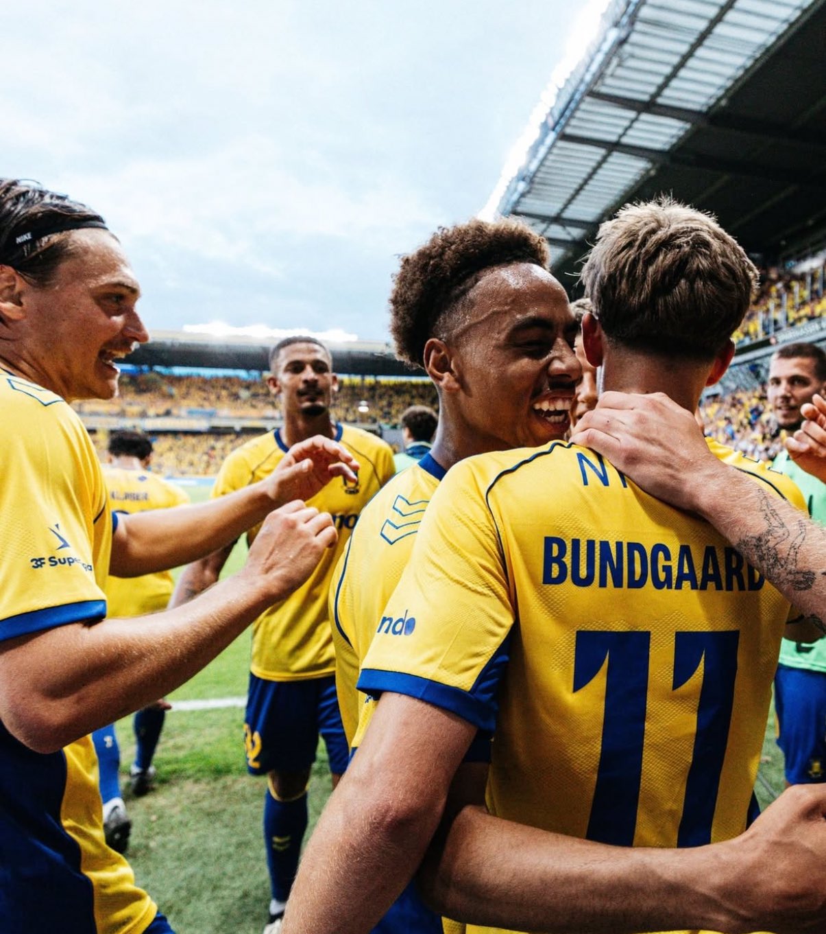 布隆德比首回合0-3,次回合被罚下一人后连入四球完成奇迹逆转