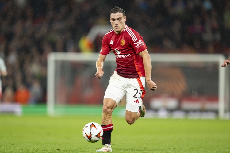 ky sports-邮报:阿贾克斯关注曼联中场乌加特,但尚未提出正式报价