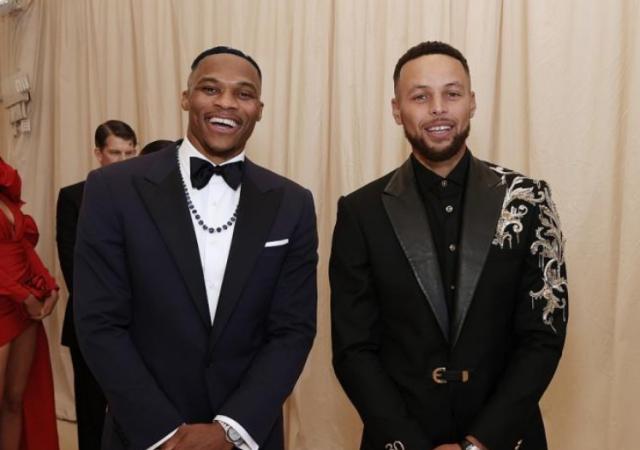 开云体育-库里发声支持韦少：为他骄傲 侮辱名字已经越界